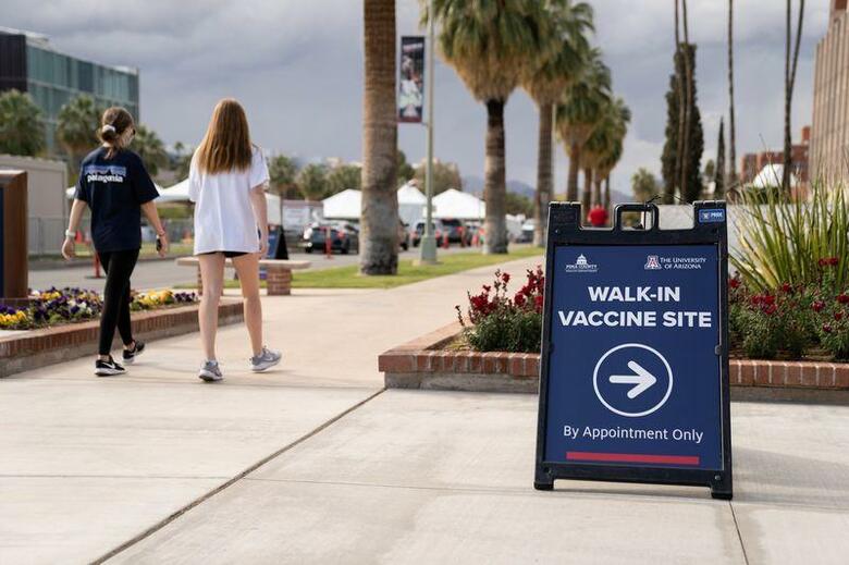 米国で新型コロナウイルスワクチンの接種が進む中、高齢者など一部の市民はアポ取りの煩雑さやワクチン提供施設が近くにないなどの理由で、2回目の接種が受けられない状況に陥っている。あり粉週で1月21日撮影（2021年　ロイター／Cheney Orr）