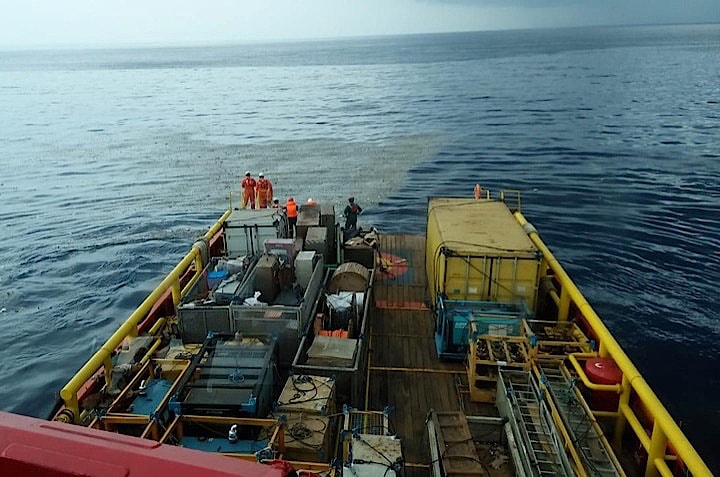 インドネシアのライオン航空機が墜落したと見られる海域に航空燃料とみられるものが漂っている。Antara - REUTERS