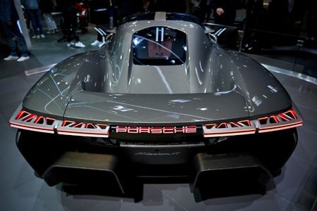 ドイツの高級スポーツ車メーカー、ポルシェは１２日、販売減少、高コスト、貿易を巡る懸念で２０２５年の利益が圧迫されるとの見通しを示した。ポルシェのミッションＸ車、ミュンヘン自動車ショーで２０２３年撮影。（２０２５年　ロイター/Angelika Warmuth/File Photo）