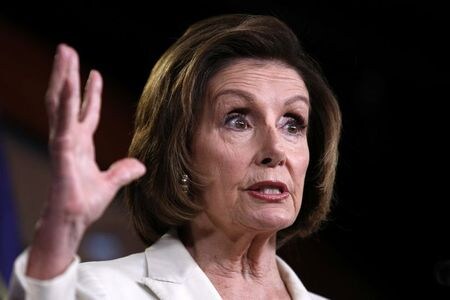 米下院司法委員会は２４日、反トラスト法に基づき、巨大ＩＴ（情報技術）企業に事業者向けプラットフォームを運営するか、プラットフォームに参加して他社と競争するかの二者択一を迫る法案を２１対２０の賛成多数で可決した。写真は、ＩＴ企業規制に積極的なペロシ下院議長。２０２１年６月２４日にワシントンで撮影。（２０２１年　ロイター／Tom Brenner）