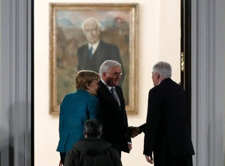 １２月１日、独ビルト紙はメルケル首相（写真左）率いる与党キリスト教民主・社会同盟（ＣＤＵ・ＣＳＵ）と第２党の社会民主党（ＳＰＤ）が大連立政権の樹立について、予備的な協議を開始することで合意したと報じた。１１月３０日撮影（２０１７年　ロイター/Axel Schmidt）