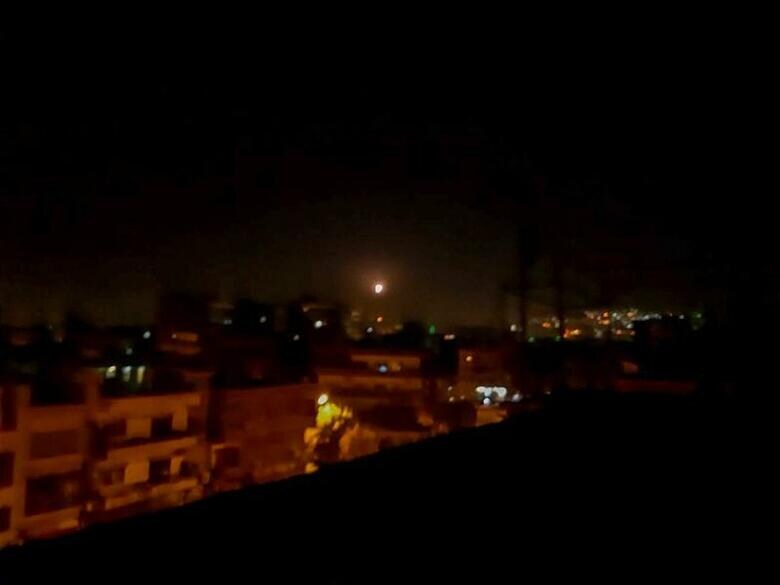 イスラエルはシリア国内にあるイランの軍事拠点とシリア軍の施設を空爆したと発表した。写真はミサイルとみられる光。11月20日、シリアのダマスカスで撮影（2019年　ロイター/Firas Makdesi）