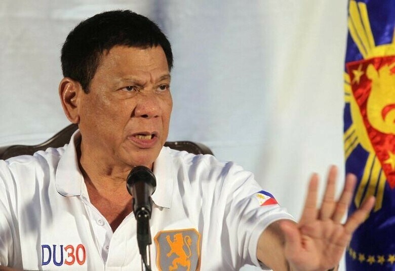 ８月２２日、フィリピンの警察当局によると、ドゥテルテ大統領（写真）が７週間前に就任し、麻薬取り締まり強化に着手して以降、同国で麻薬犯罪に絡む殺人件数が約１８００件に上っている。フィリピン南部ダバオ市での記者会見で２１日撮影（２０１６年　ロイター／Lean Daval Jr)