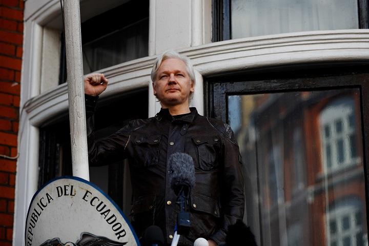 アサンジは法より自分が正しいと信じ込んできた（ロンドンの在英エクアドル大使館のバルコニーで。2017年5月19日）　Peter Nicholls-REUTERS