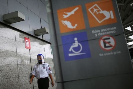 　６月３０日、ＷＨＯの米州事務局である汎米保健機構のエティエンヌ事務局長は、中南米地域では新型コロナウイルスの感染予防対策が維持されなければ、感染による死者が１０月までに４３万８０００人に達する可能性があると警告した。写真は１１日、メキシコ市の空港で撮影（２０２０年　ロイター／/Edgard Garrido）