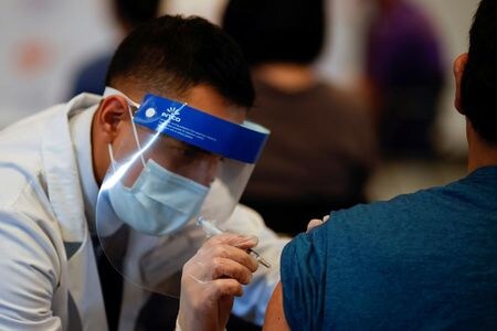 欧州医薬品庁（ＥＭＡ）は１４日、接種後に血栓の事例が報告されている米Ｊ＆Ｊ製の新型コロナウイルスワクチンを巡り、来週にも使用に関する新たな提言を示す計画を明らかにした。写真は４月６日、シカゴでＪ＆Ｊワクチン接種を受ける人（２０２１年　ロイター／Carlos Barria）