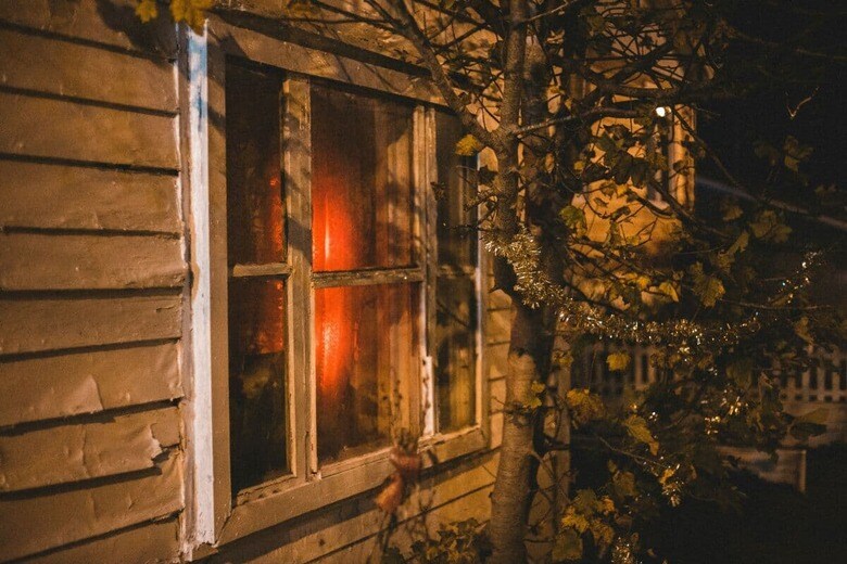 窓辺に見えた不気味な影の正体は...（写真はイメージです）　Erik Mclean-Unsplash