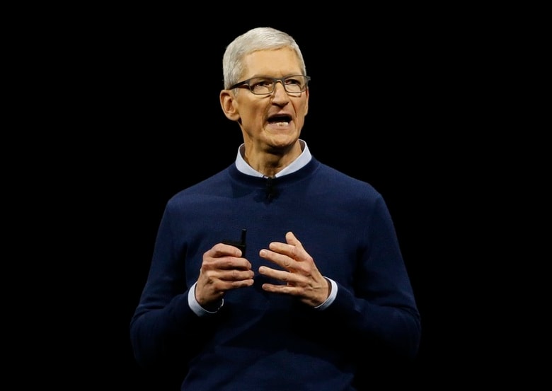 ６月１３日、米アップルは自動運転車関連の技術開発に集中して取り組んでいる。クック最高経営責任者（写真）がブルームバーグのインタビューで明らかにした。米カリフォルニア州で５日撮影（２０１７年　ロイター/Stephen Lam）