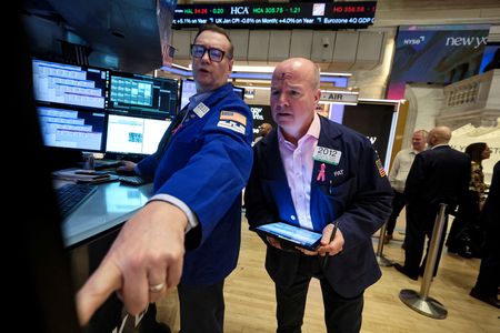 米金融大手ゴールドマン・サックスのストラテジストチームは２月１４日の調査ノートで、米Ｓ＆Ｐ５００種総合株価指数の構成企業のうち、最新の四半期決算発表で人工知能（ＡＩ）に言及した企業の割合が過去最高に達したと指摘した。ニューヨーク証取で同日撮影（２０２４年　ロイター/Brendan McDermid）