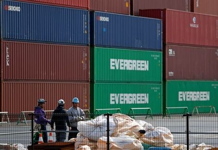 財務省が８日発表した国際収支状況速報によると、１月の経常収支は６４６８億円の黒字となった。写真は東京港のコンテナヤード。２０１４年２月２０日に撮影。（２０２１年　ロイター／Yuya Shino ）