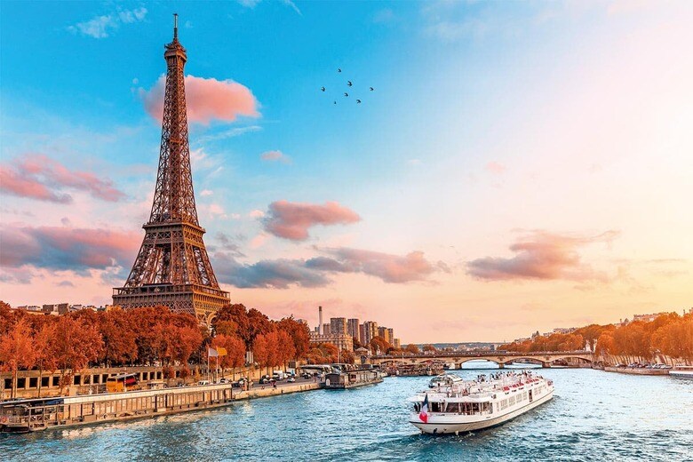 夕暮れ色に染まりゆくパリ　FRANTIC00/ISTOCK