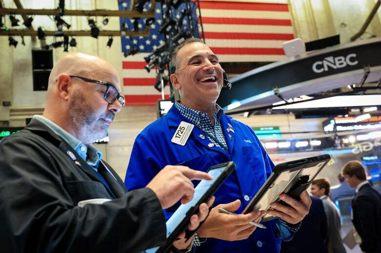 写真はニューヨーク証券取引所のトレーダーら。7月24日、米ニューヨーク市で撮影。 REUTERS/Brendan McDermid