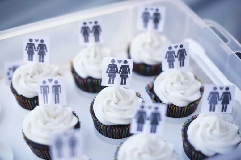 ５月１９日、米下院は、連邦政府の契約企業で働くＬＧＢＴ（レズビアン、ゲイ、バイセクシャル、トランスジェンダー）の従業員の権利を守る法案を僅差で否決した。写真は同性カップルの小さな絵図が飾られたカップケーキ。２０１３年６月にサンフランシスコ市庁舎で撮影（２０１６年　ロイター/Stephen Lam）