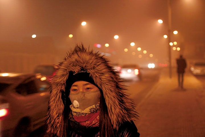 家畜を失い首都に逃れた人々が暖を取り調理する煙で苦しむことに　Rentsendorj Bazarsukh-REUTERS