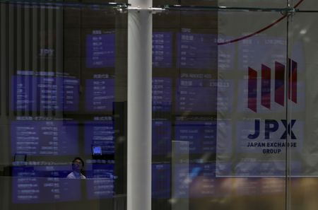 　９月１１日、前場の東京株式市場で日経平均は、前営業日比６２円８０銭安の３万２５４４円０４銭と続落した。写真は都内にある東京証券取引所で２０１５年８月撮影（２０２３年　ロイター／Yuya Shino）