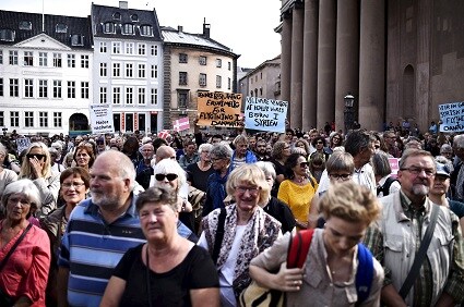 反難民に転じた政府に抗議するデンマーク市民　Emil Hougaard/Scanpix Denmark-REUTERS