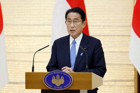 　８月９日、岸田文雄首相（写真）は、訪問先の長崎市で行った記者会見で、内閣改造と自民党役員人事を１０日に行うと正式に表明し、世界平和統一家庭連合（旧統一教会）との関係を厳正に見直すことが新閣僚や党役員の「前提になる」と述べた。写真は７月都内での代表撮影（２０２２年／ロイター）