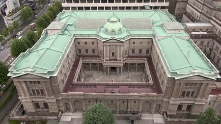 日銀が２１日に開いた債券市場参加者会合で、バイサイドの関係者からは、２０２６年４月以降の国債買い入れについて、減額ペースの「減速」や減額の「打ち止め」を支持する声が多く出されたもようだ。写真は日銀本店。（2025年 ロイター）