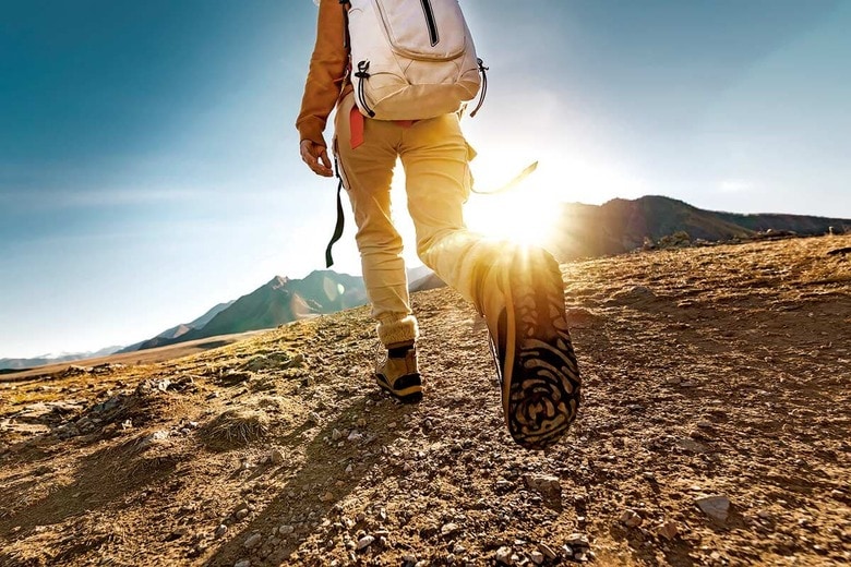 短い散歩に1日数回出るなどして、座りっぱなしの時間を減らすのが大事　MOLCHANOVDMITRY/ISTOCK