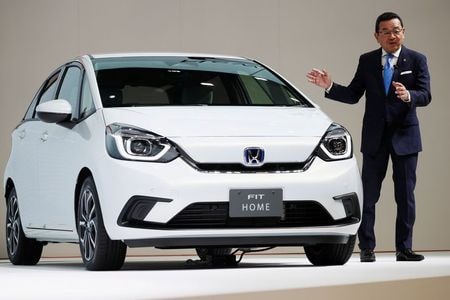 　１２月１０日、ホンダの八郷隆弘社長が独立組織の研究開発（Ｒ＆Ｄ）センターを統合して経営陣をスリム化し、意思決定の集中化を図る社内改革を進めていることが分かった。写真は新型フィットを発表する八郷氏。１０月２３日、東京で撮影（２０１９年　ロイター/Edgar Su）