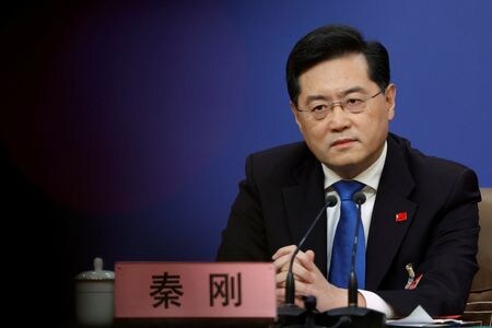 　３月７日、中国の秦剛外相（写真）は、米中間の緊張を高めているのは米国だと非難し、米国が進路を変えなければ、どれだけガードレールを設けても脱線を防ぐことはできず「必ず衝突と対立が起こる」と述べた。写真は北京で撮影（２０２３年　ロイター／Thomas Peter）