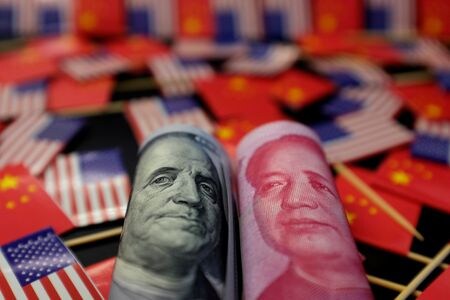 　５月１２日、米中両国が貿易戦争の「休戦」に合意したことを受け、世界的に株価とドルが上昇した。２０１９年５月撮影（２０２５年　ロイター/Jason Lee/Illustration）