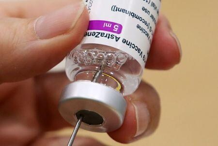 英医薬品・医療製品規制庁（ＭＨＲＡ）は１８日、英アストラゼネカ製の新型コロナウイルスワクチンの接種を受けた１１００万人のうち、まれな血栓症である脳静脈洞血栓症（ＣＳＶＴ）の症例が５例報告されたと明らかにした（２０２１年　ロイター／Yves Herman）