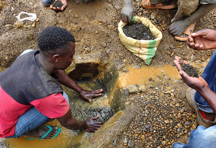 コンゴ東部の採掘現場でスズ鉱石を洗う労働者（2012年）　Jonny Hogg-REUTERS