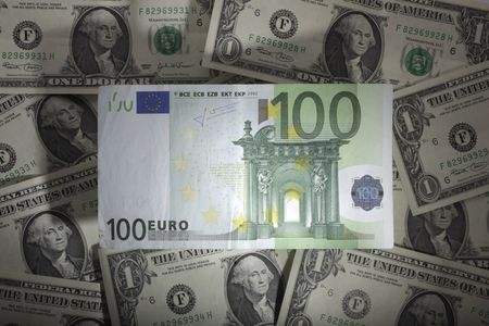 終盤のニューヨーク外為市場では、ドル指数が下落した。２０１１年１月撮影（２０２２年　ロイター/Kacper Pempel）