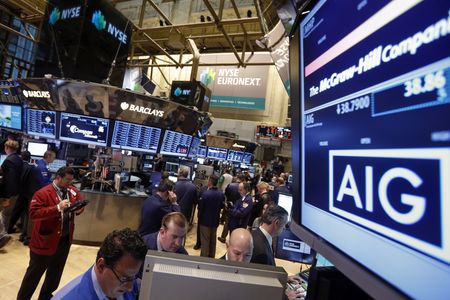 　米保険大手アメリカン・インターナショナル・グループ（ＡＩＧ）の生命保険・退職事業部門コアブリッジ・ファイナンシャルは１４日に新規株式公開（ＩＰＯ）し、ニューヨーク証券取引所に上場した。写真はニューヨーク証券取引所のフロアに設置されたモニターに映し出されたＡＩＧ株ティッカー。２０１３年２月撮影(２０２２年　ロイター/Brendan McDermid)