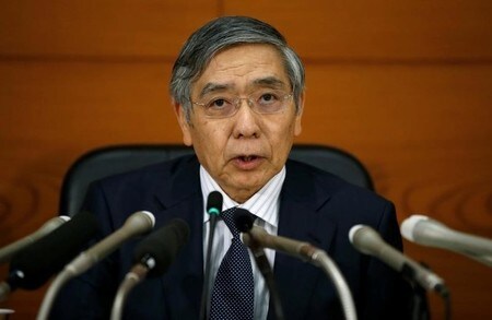 　９月２１日、日銀の黒田東彦総裁（写真）は会見で、金融緩和の主たる目安を従来の量から金利にシフトしたことで、これまで年間８０兆円を維持してきた国債買い入れ額が「上下する」と指摘した。同時に「テーパリング（緩和縮小）ではない」とも述べ、金融緩和後退との疑念をけん制した。日銀で撮影（２０１６年　ロイター/Toru Hanai）