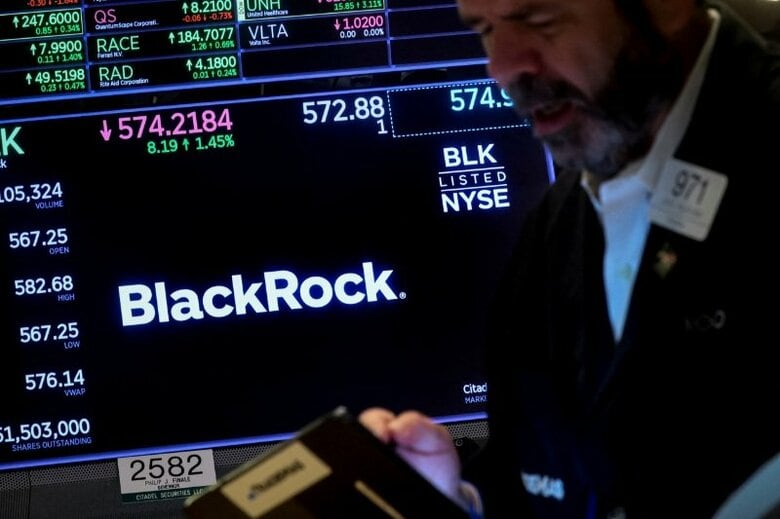 2022年10月、ニューヨーク証券取引所でブラックロックの取引情報を表示するスクリーン。 REUTERS/Brendan McDermid