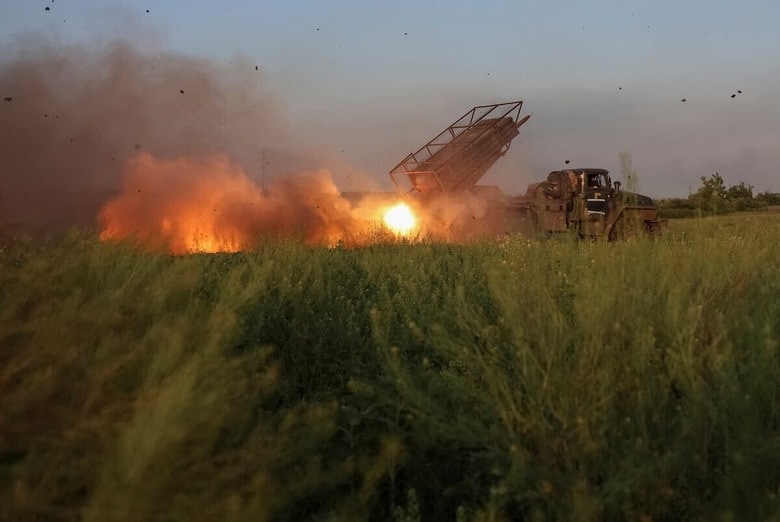 東部ドネツク州の前線で、旧ソ連製のBM-21グラード多連装ロケット砲を撃つウクライナ軍（6月8日、ポクロウシク）　 REUTERS/Anatolii Stepanov