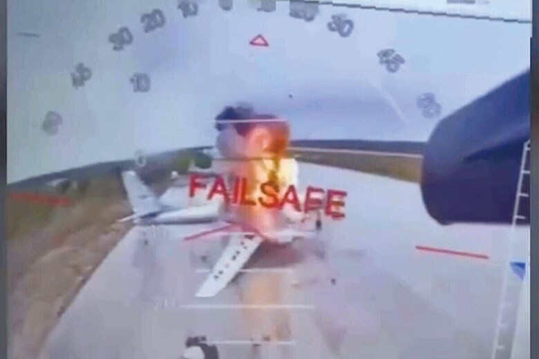 ロシア領内でウクライナのドローンの攻撃を受けたロシア軍機（6月1日にウクライナ保安庁の関係者が公開した動画より）　SOURCE IN THE UKRAINIAN SECURITY SERVICEｰAP/AFLO