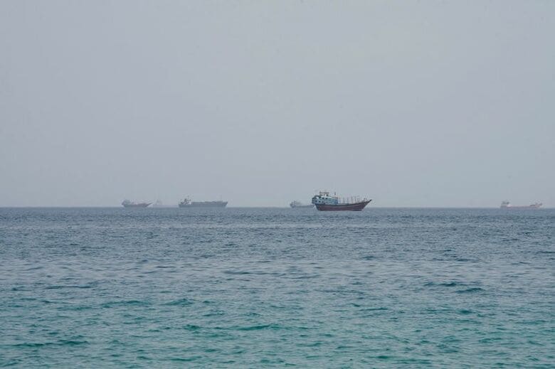 ホルムズ海峡付近の船舶。10日、オマーンのムサンダムから撮影。REUTERS/Stringer
