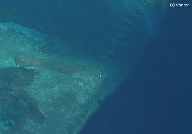 南シナ海のスカボロー礁の入り口の衛星画像。5月27日撮影。Vantor/Handout via REUTERS