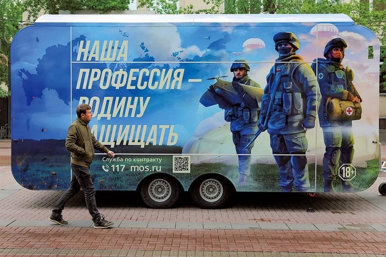 ロシア軍による兵士募集の広告（モスクワ）　EVGENIA NOVOZHENINAｰREUTERS