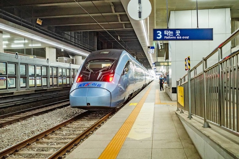 清涼里駅に停車している韓国高速鉄道KTXの最新車両イウム　（撮影＝筆者）