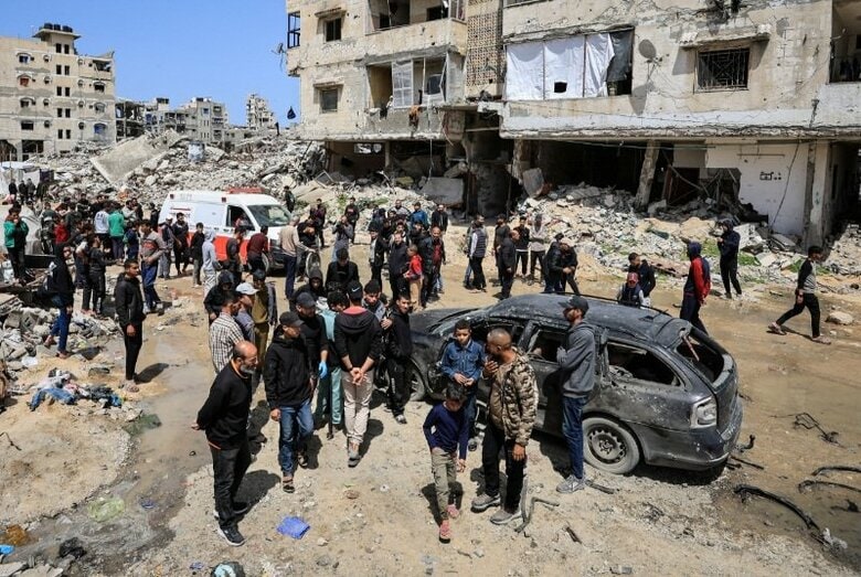 写真はイスラエルによる攻撃を受け被害状況を調べているパレスチナ人ら。6日、ガザ市で撮影。REUTERS/Dawoud Abu Alkas