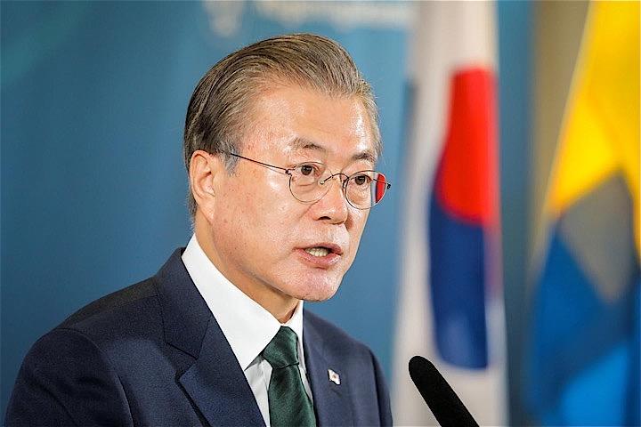 韓国の文在寅大統領は、日本政府に対し、半導体材料の輸出規制強化を撤回するよう求めたことを明らかにした。写真は会見する同大統領。６月にストックホルムで撮影。TT NEWS AGENCY提供（２０１９年　ロイター）