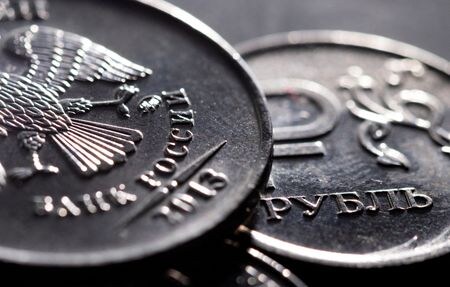 　３月３日、ロシア中央銀行は、外国為替取引所での個人の外貨購入に３０％の手数料を課している。写真は露ルーブルのコイン。ボスニア・ヘルツェゴビナのゼニツァで２月撮影（２０２２年　ロイター／Dado Ruvic）