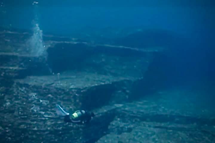 神秘的な姿を一目見ようとダイバーたちが訪れる......  HISTORY Asia-YouTube