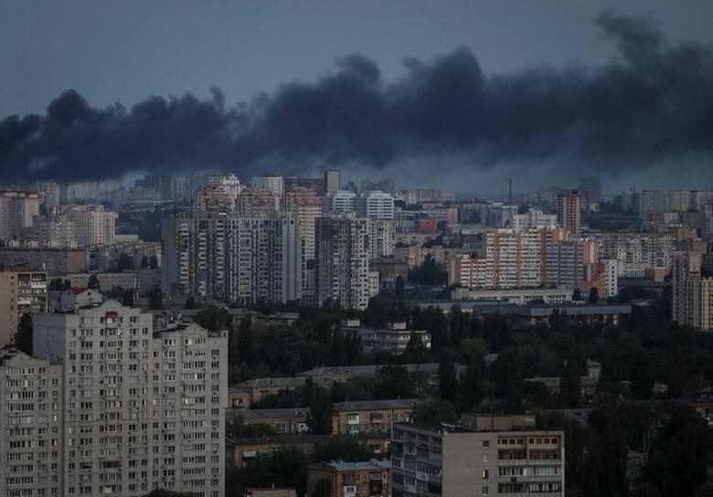 ロシアによるキーウへのミサイル攻撃。8月20日撮影。REUTERS/Gleb Garanich