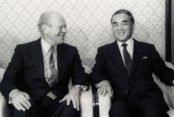 首相在任中の87年10月13日に、日本訪問中のフォード元大統領を首相官邸に迎えた中曽根氏　Shunsuke Akatsuka-REUTERS