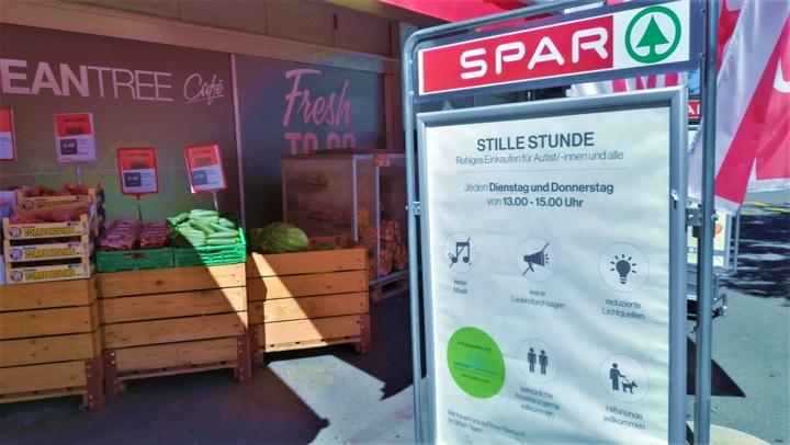 「クワイエットアワー」を試験導入したチューリヒ市のスーパー。店頭で大きく告知している （撮影筆者）