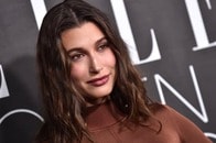 ヘイリー・ビーバー、「白ドレス姿」で友人の結婚式に出席...「非常識」と批判の声も