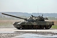 【動画】ウクライナがFPVドローンでロシアのT-90戦車を破壊...衝撃の爆破シーン