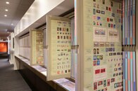 切手33万種、郵便ポスト16基の「郵便の殿堂」