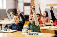 子どものインフルエンザ感染、主犯人は「距離」ではない──研究が示した学校教室の「意外な原因」