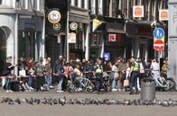 車が爆発し、中から火だるまの男が...アムステルダム中心部で車両爆発事件、衝撃的な瞬間映像